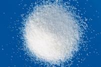 Kristallzucker Er ist der meistgebrauchte weisse «Haushaltszucker». Er wird aus Zuckerrohr oder Zuckerrüben hergestellt und durch die so genannte Raffination gereinigt. Kristallzucker besteht aus mindestens 99,7 Prozent Saccharose und unterliegt besonderen Reinheitsanforderungen.