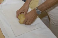 Anschliessend die Kartoffeln auf das Innentuch legen.