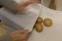 Als Erstes müssen die Kartoffeln weich gekocht werden.