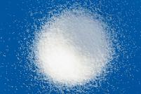 GelierzuckerDieser Zucker ist in der Küche beispielsweise zur Herstellung von Konfitüren und Gelees unentbehrlich. Er besteht aus Kristallzucker, Apfelpektin (gelierender Pflanzenstoff) und Zitronensäure. Da die Kochzeit von Gelierzucker sehr kurz ist, bleiben die Farbe und das Aroma der Früchte gut erhalten.