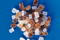 KandiszuckerDiese Zuckersorte gibt es in brauner und weisser Variante. Für Kandiszucker werden aus reiner Zuckerlösung durch langsame Kristallisation besonders grosse Kristalle gebildet. Um braunen Kandis zu erhalten, wird karamellisierter Zucker zugefügt. Kandiszucker ist in etwa gleich süss wie Kristallzucker. 