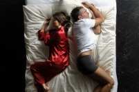 Ich will meine Ruhe: Jeder schläft für sich, kein Körperkontakt soll die Unabhängigkeit der Partner stören. Je weiter das Paar auseinanderrutscht, desto distanzierter ist die Beziehung und desto mehr Probleme haben die beiden.