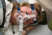 Bei der CPAP-Therapie wird mithilfe einer Nasenmaske für eine kontinuierliche Überdruckbeatmung gesorgt. Der leichte Überdruck verhindert das Einsetzen des Schnarchens.
