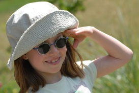 Les enfants et les personnes à la peau claire devraient être protégés de la tête aux pieds contre les rayons UV.