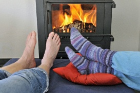 Chaussons en laine et feu de bois: rien de tel pour réchauffer des pieds froids.