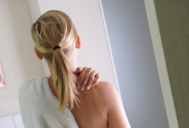 Epaules tendues: un automassage peut vous soulager.