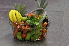 Une alimentation équilibrée avec des fruits et des légumes permet de couvrir les besoins en sels minéraux.