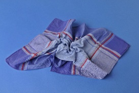 Mieux vaut privilégier les mouchoirs en papier qu'en tissu en cas de fort rhume. 
