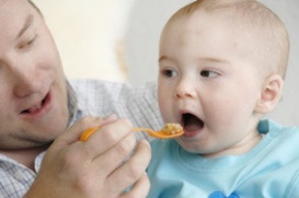 L'allaitement terminé, le papa peut aussi servir de «nourrice» à son enfant.