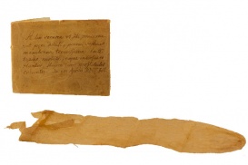Kondom aus Tierdarm mit Seidenbändern und lateinischer Gebrauchsanweisung von 1813.