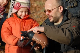 Drogist Jürg Kropf aus Orpund erklärt Kindern warum Zecken gefährlich sein können. 