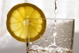Viel Wasser trinken hilft gegen Kopfweh.