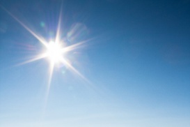 Les experts estiment que les rayons UV peuvent provoquer une allergie solaire.