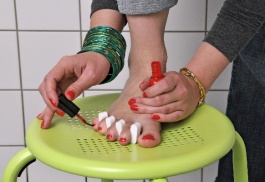Des pieds bien soignés, un peu de vernis et vos pieds éblouiront.