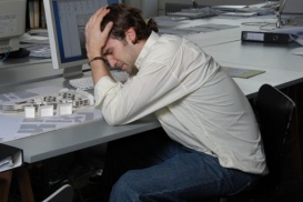 Stress, Bildschirmarbeit, starre Sitzhaltung begünstigen Spannungskopfschmerzen.