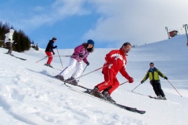 La prudence et le respect sur les pistes de ski aident à prévenir les accidents.