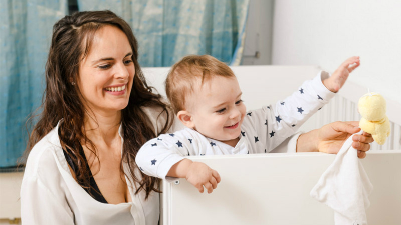 Des parents entourent un bébé