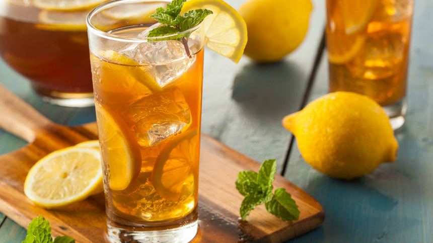 Alimentation tisanes recettes été: un verre de thé avec des glaçons 