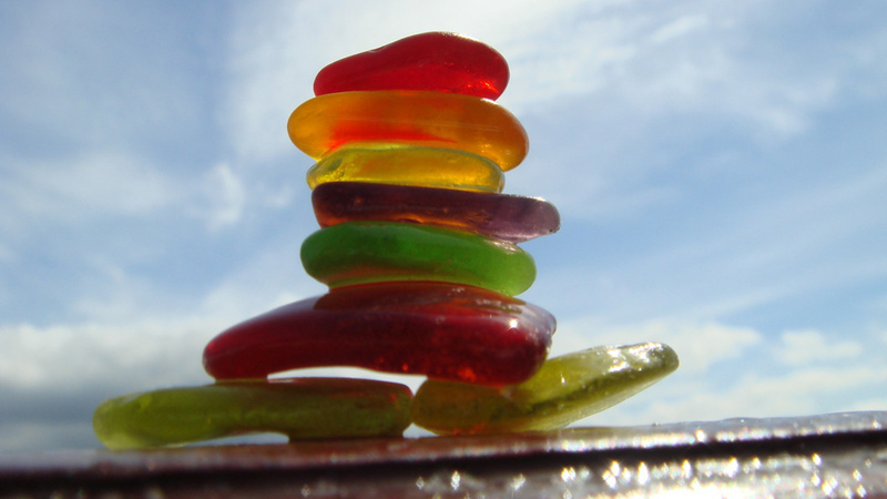 Alimentation équilibre acido-basique explications: des pierres colorées entassées.