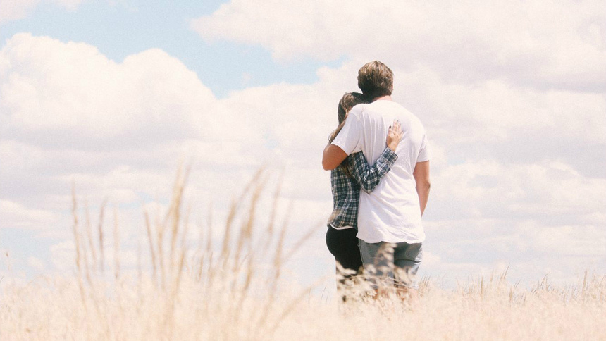 Sexualität, Pubertät, Verhütung: Zwei Personen, die sich in den Armen liegen