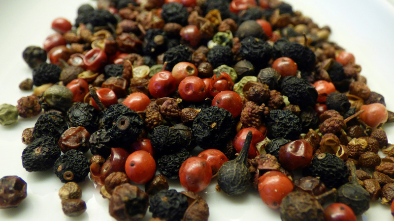 Des grains de poivre de différentes couleurs