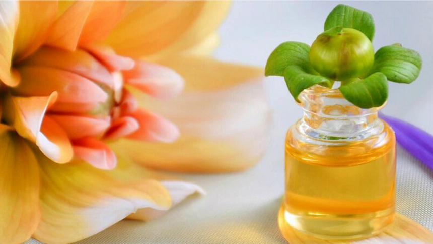 Des bourgeons dans un flacon en verre avec une fleur posée à côté