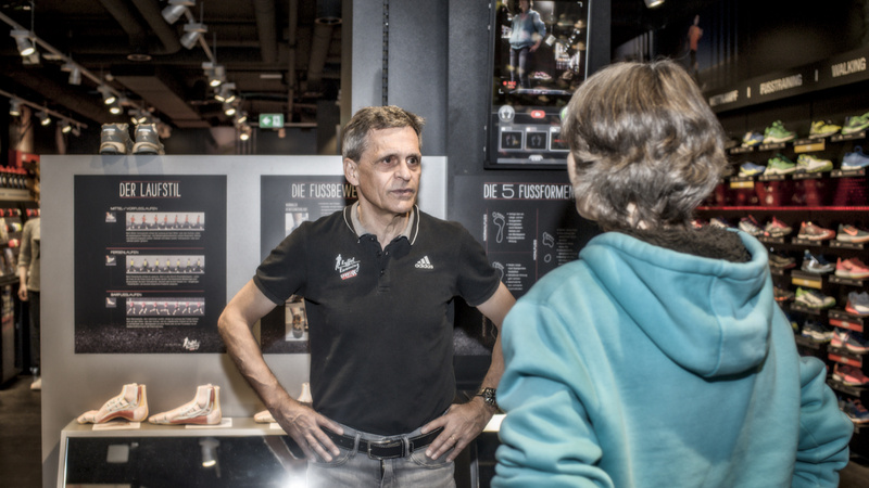 Courir, course, style, analyse: Markus Ryffel explique à la cliente les différentes formes de pieds.