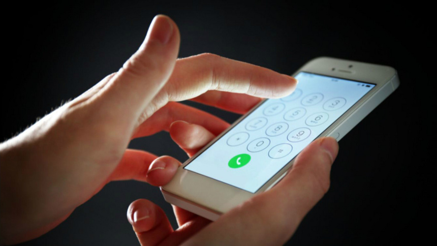 Notfall, Vergiftung: Jemand mit einem Telefon