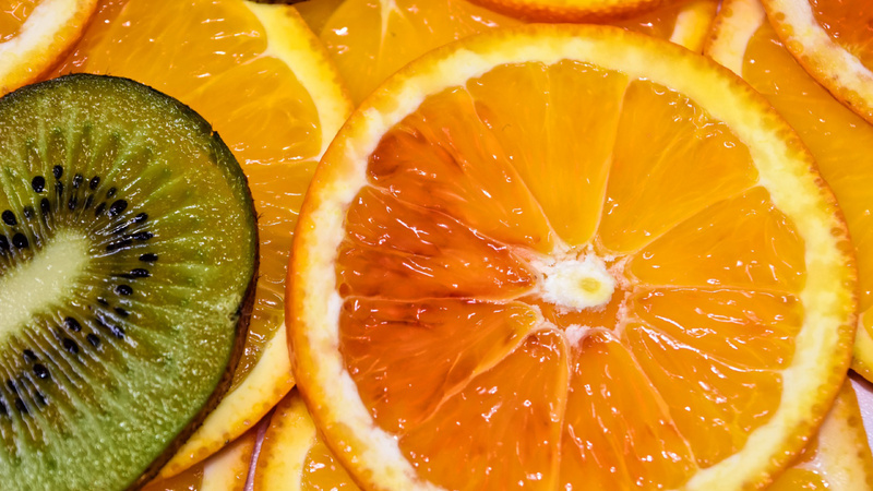 Des rondelles d'orange et de kiwi