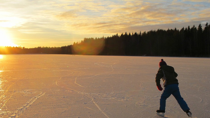 Un patineur sur un lac gelé