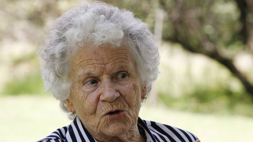 Schönheit, Pflege, Anti-Aging, Haut, Hautpflege, Falten: Frau mit blonden halblangen Haaren mit faltigem Gesicht