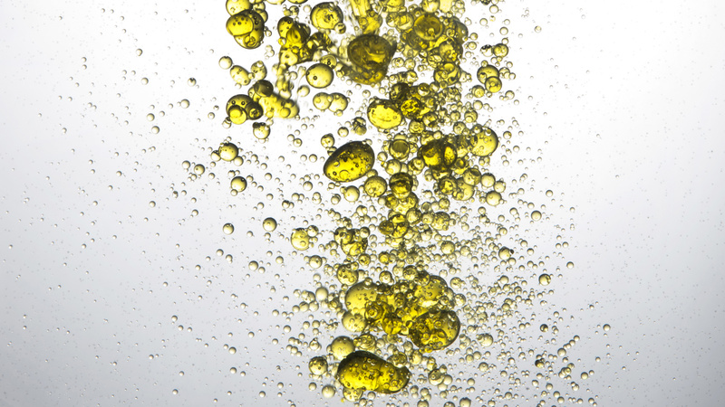 Ernährung, Öle, Fette: Tröpfchen von Öl im Wasser