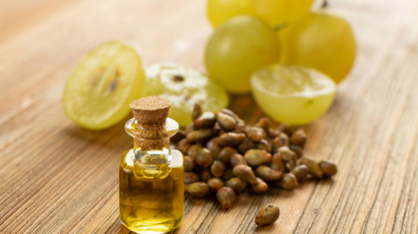 Du raisin et une bouteille d'huile