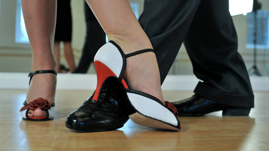 Les pieds d'une femme et d'un homme qui danse le tango ou la salsa