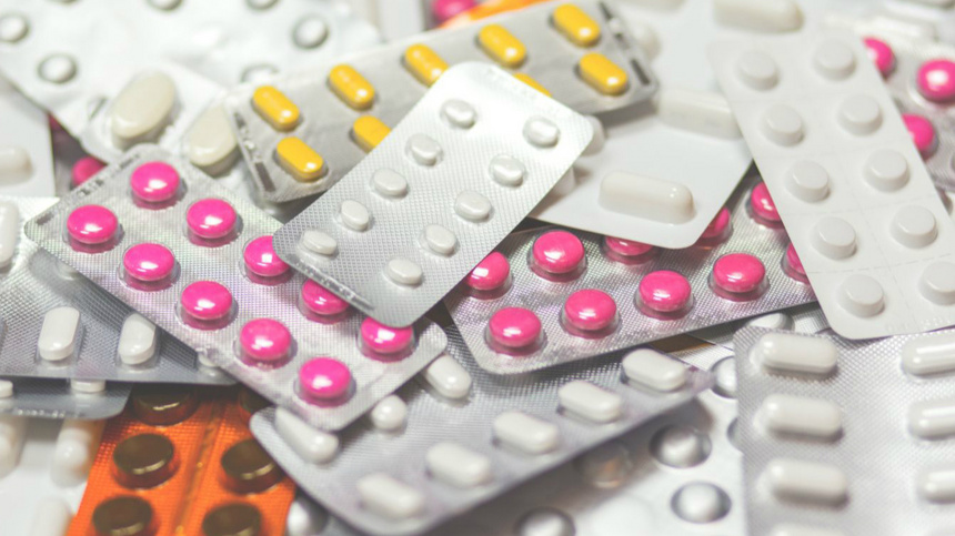 Médicaments usagem: différentes plaquette de médicaments de différentes couleurs.