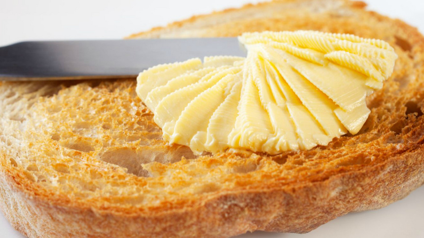 Ernährung, Öle, Fette: Pflanzliche und tierische Fette: Butter auf Toast