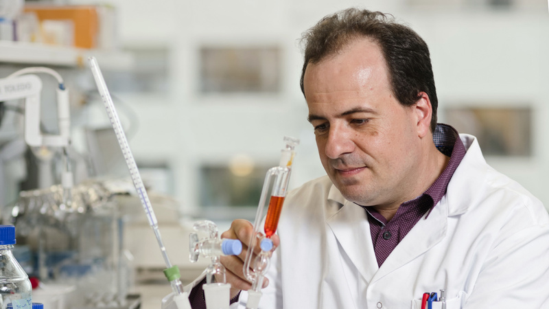 Un chercheur dans un laboratoire