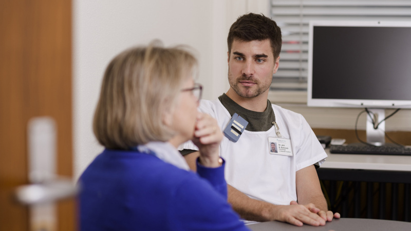 Dr Sven Schmutz, cardiopsychologue, avec une patiente