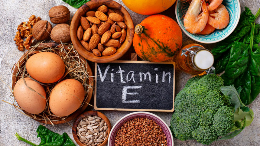 Verschiedene Lebensmittel mit einer Tafel, auf der vitamin e steht