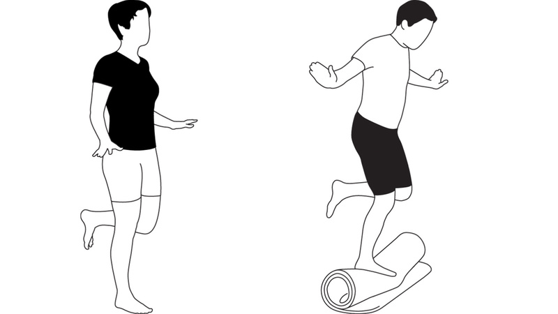 Dessin de deux personnes, l'une en équilibre sur un pied et l'autre en équilibre sur un tapis roulé sur un pied