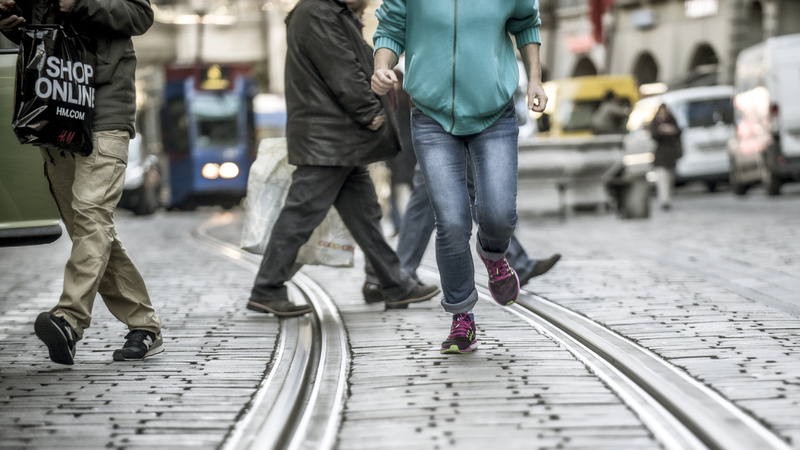 Courir, course, jogging, analyse, chaussures: la joggeuse essaie les chaussures dans les rues de Berne.