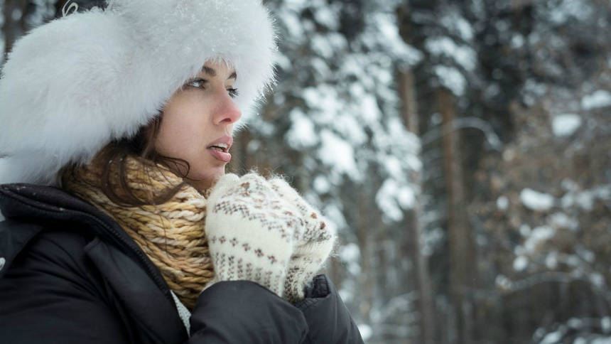 Une femme qui est habillée chaudement