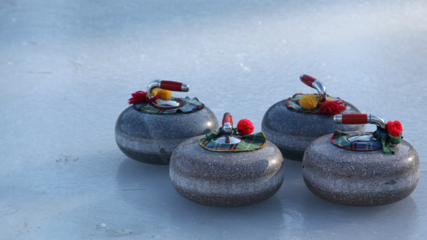 Un équipement de curling sur la glace