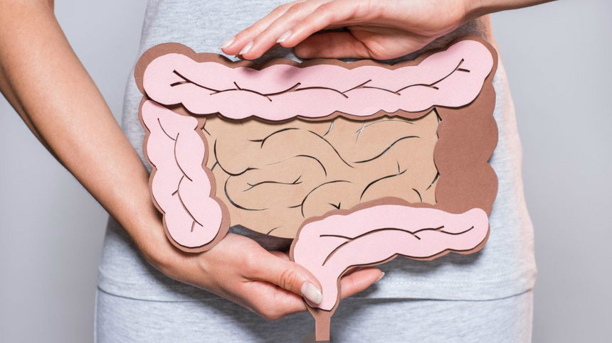 Une femme avec un dessin d'intestin sur son ventre