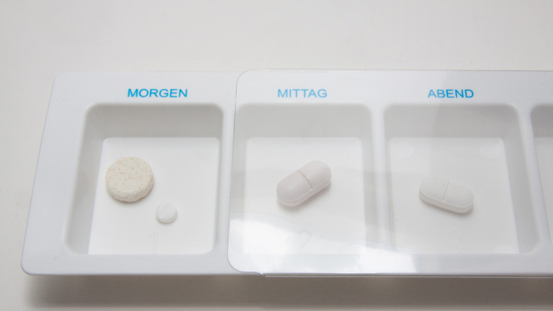 Médicaments prise correcte conseils: un semainier blanc avec des pilules dedans.