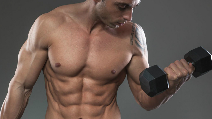 Un homme musclé avec le haut du corps nu