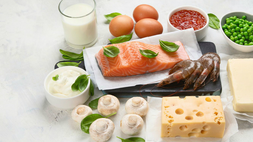 Une table avec du fromage, du poisson et d'autres aliments