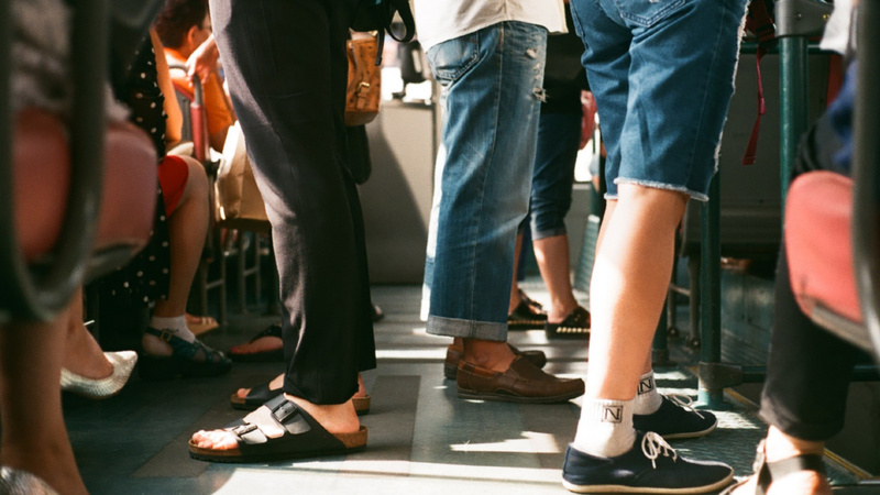 Les jambes de personnes qui sont debout dans les transports publics.