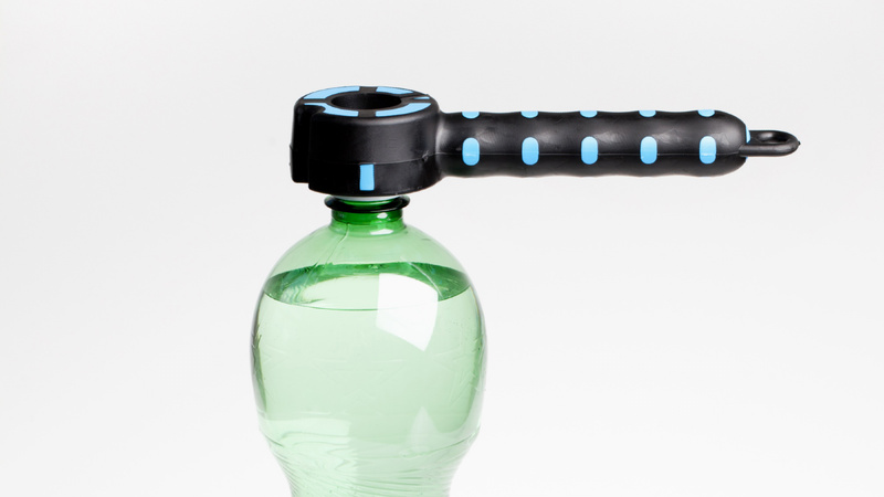 grüne PET-Flasche, auf dem Deckel sitzt ein Flaschenöffner