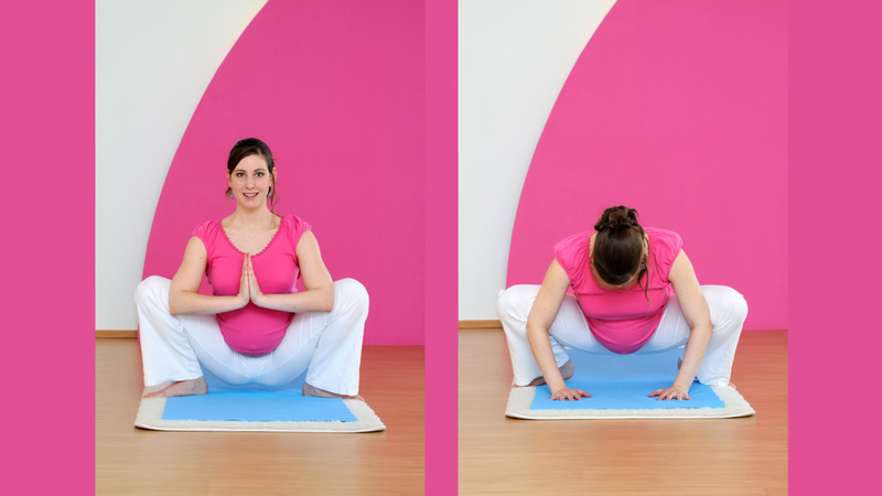 Une femme enceinte en t-shirt rose est en position accroupie.